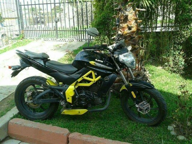 UM XTREET 200 cc