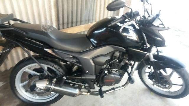 Moto honda invicta año 2015