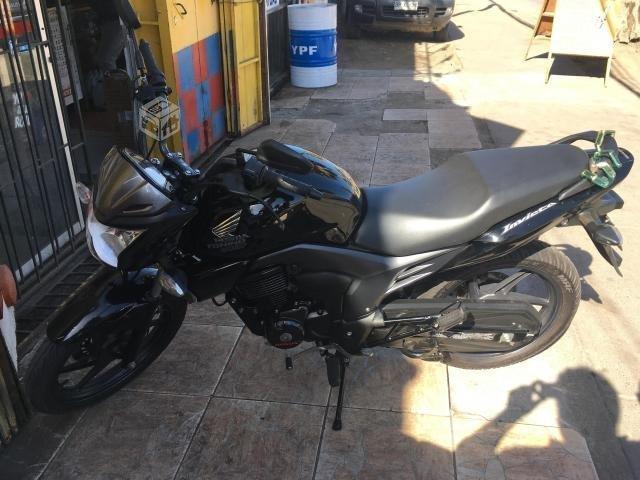 Honda Invicta CB150 150cc. 2015