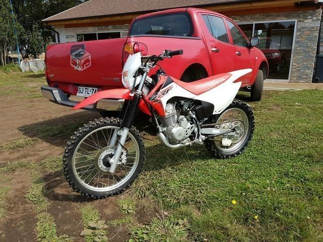 Crf 230F en muy buenas condiciones solo 70hrs