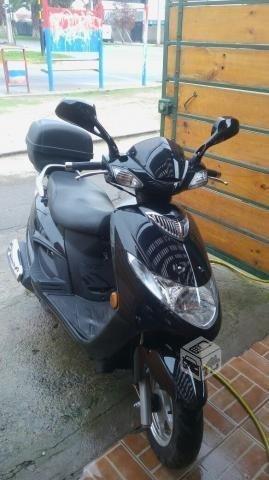 Moto scooter SUZUKI, casi nueva