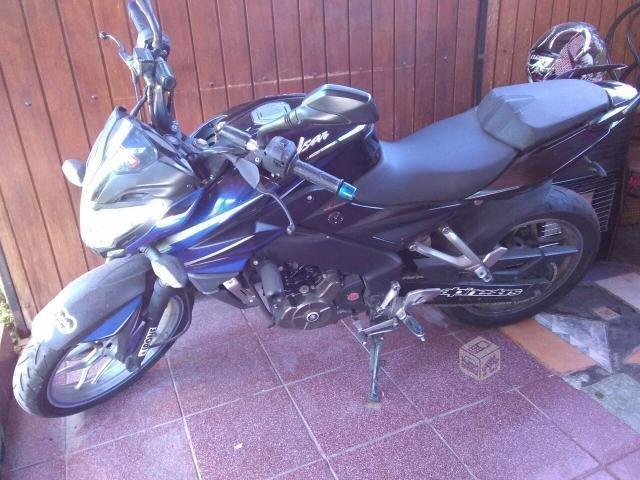 Moto bajaj pulsar 200ns