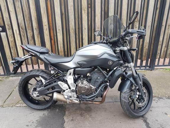 Yamaha MT-07 Nueva + Accesorios