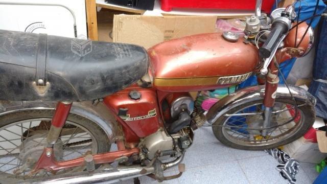 Moto antigua Yamaha 50