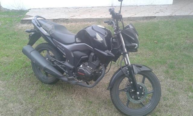 Moto Honda CB150 Invicta 2015