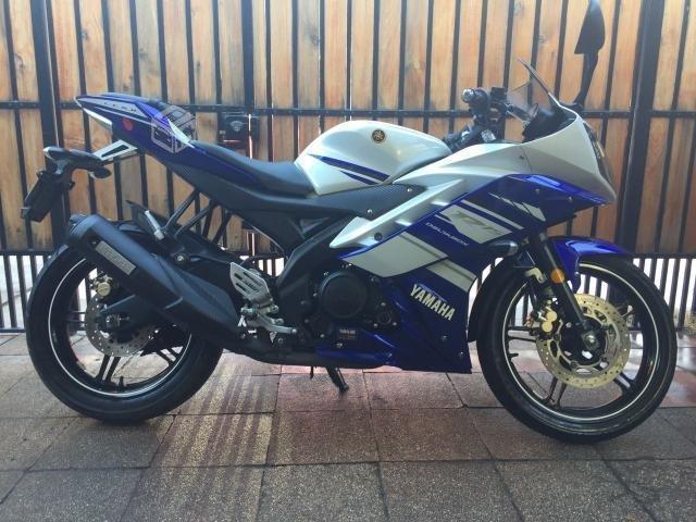 Yamaha R15 + 2 cascos LS2