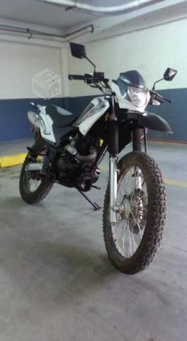 Motocicleta marca Motomel Xplora 250 cc