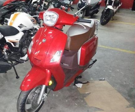 Scooter Keeway Pesaro 125. Color rojo