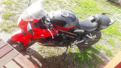 moto marca Hyosng 650 año 2013 en perfecto
