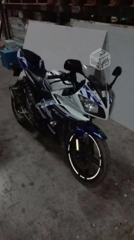 moto Yamaha r5