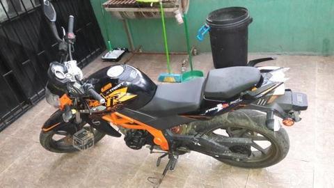 Moto UM 230 CC BUENISIMA