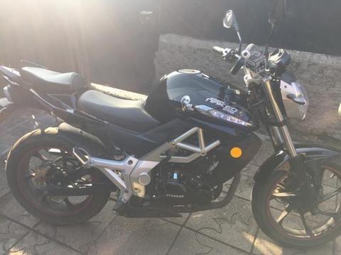 Moto motorrad negra 250 cc