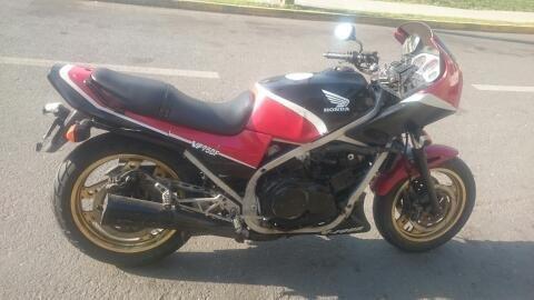 Honda vf750f interceptor funcionando permuto