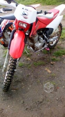 Moto honda 230 cc