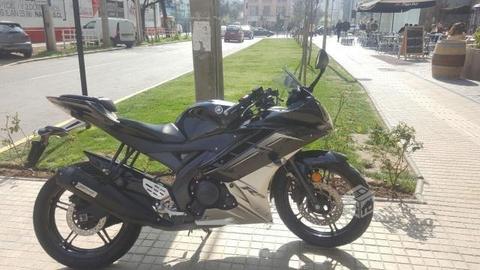 Moto Yamaha R15 2015