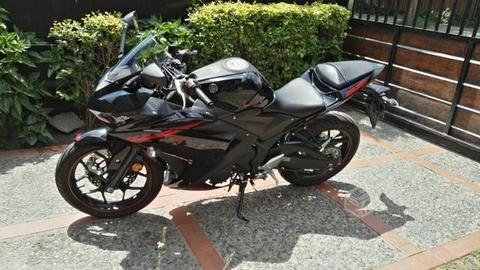 Yamaha R3 negra, como nueva