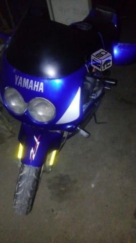 Busco: Yamaha FZR