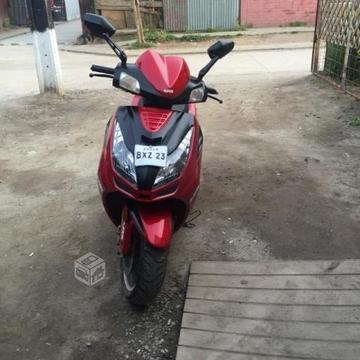 Moto UM scooter color rojo