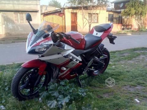 YAMAHA R15 R-15 Roja c/n Blanco Por Apuro 2013