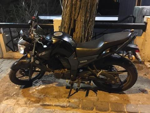 Moto Yamaha FZ-16 negra