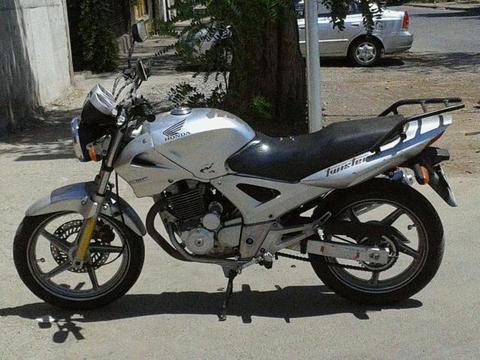 Moto honda twister 2006