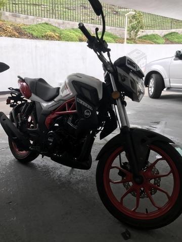 Moto UM XTREET 180 R