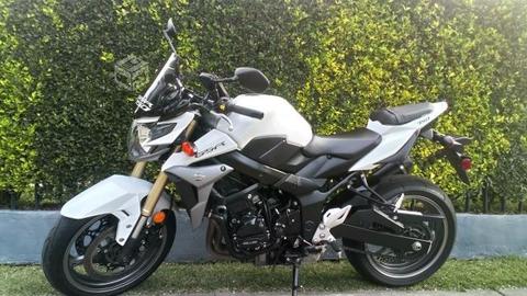 Suzuki gsr 750