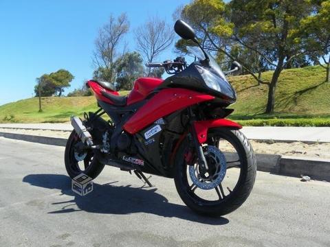 Yamaha R15 2013, 22.xxx kms al dia, varios extras