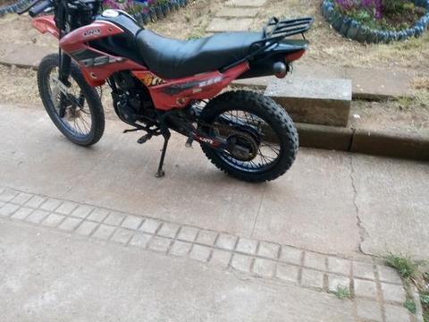 Moto um200cc 380000