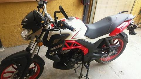 Moto um xtreet 180