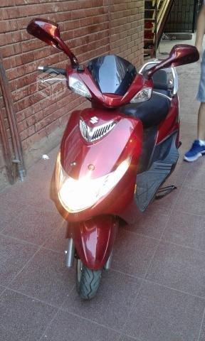 Moto scooter marca suzuki año 2015