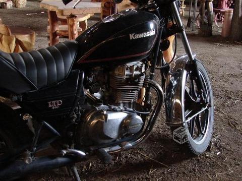 Espectacular motocicleta clásica kawasaki