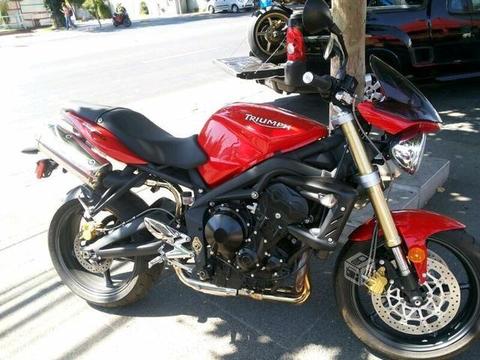 Triumph Street triple 675cc roja