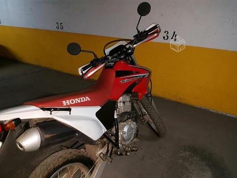 Moto Honda Tornado