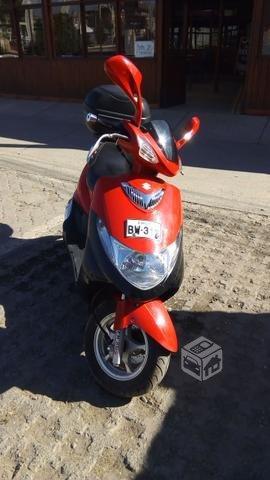Moto scooter SUZUKI semi nueva