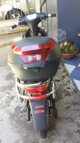 Moto eléctrica tipo scooter