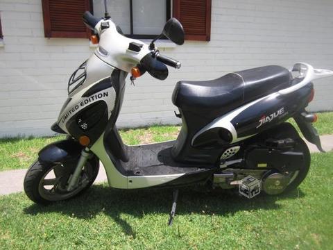 Scooter 150 cc saldo como nueva