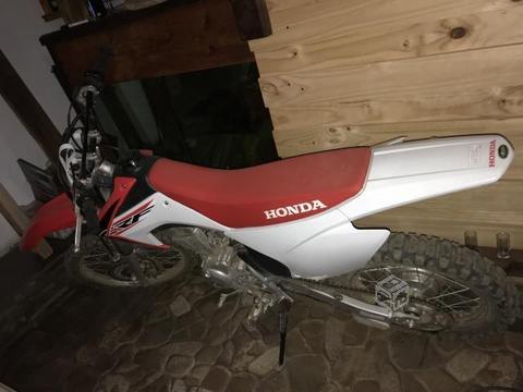 Moto enduro Crf150f año 2018 con 2 horas de uso