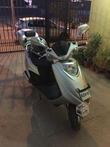 Moto scooter 125 cc + casco