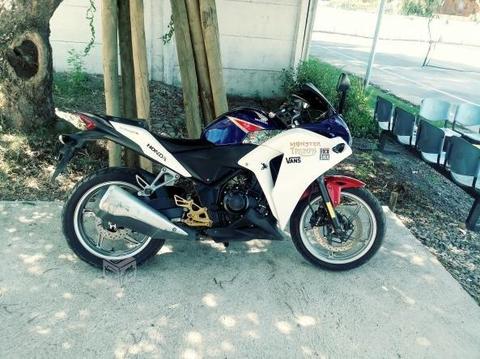 Permuto Honda cbr 250 r año 2014 al dia