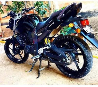 e moto yamaha negra