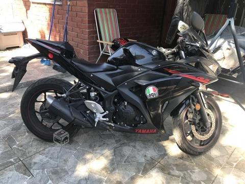 Yamaha R3 negra + buenos extras