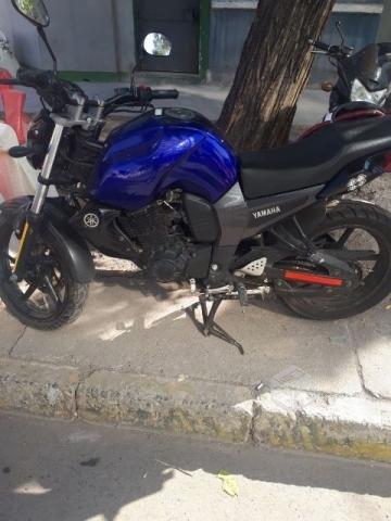Moto YamahaFz16
