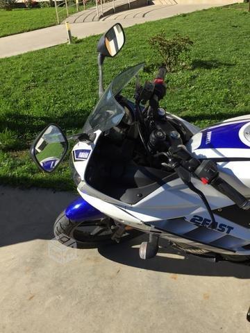 Moto Yamaha r15, blanco con azul