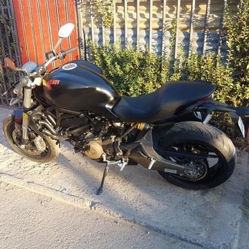 Moto ducati modelo monstet 821