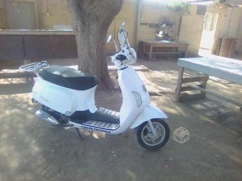 Moto scooter seminueva