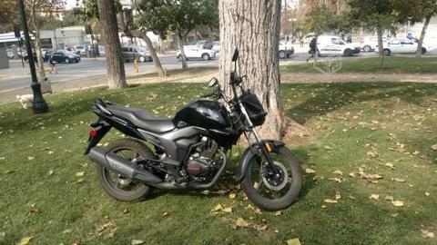 Honda Invicta CB-150 (2015) + 2 Cascos + Intercom