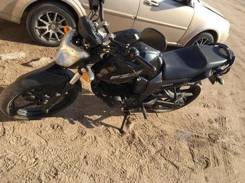 Moto Yamaha FZ 16 color negro