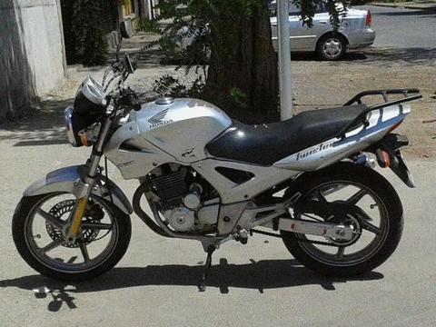 Moto Honda Twister año 2006