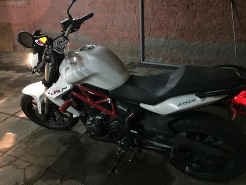 moto benelli por espacio